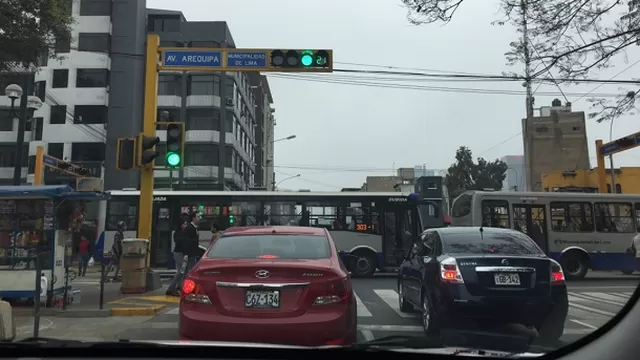 Buses bloquearon el cruce de las avenidas Dos de Mayo y Arequipa