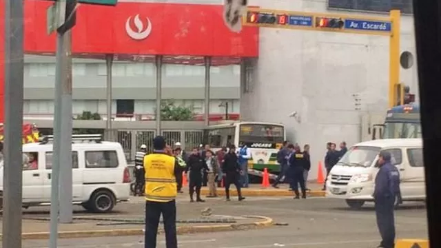 Choque de cúster contra sede de la UPC en San Miguel. Foto: Twitter @Ml6U3L_PV