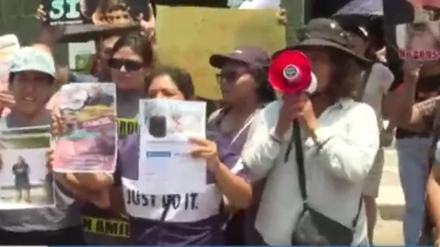 Vecinos realizaron una protesta en los exteriores de la comisaría exigiendo justicia por el perro asesinado / Captura: Canal N