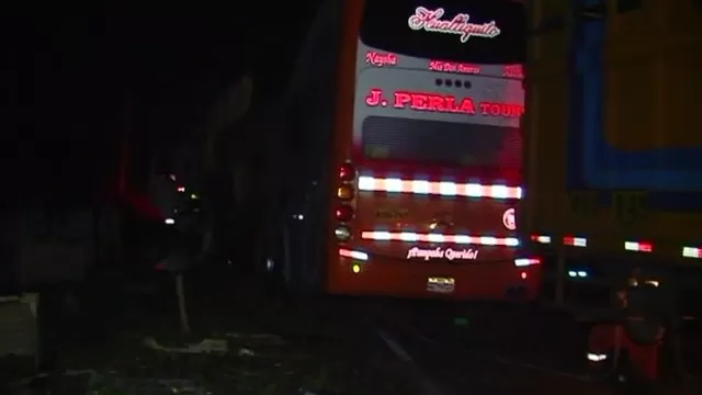 Bus interprovincial impactó contra camión. Foto: América Noticias