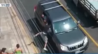 Surco: Delincuente arrebató un celular de un auto en movimiento