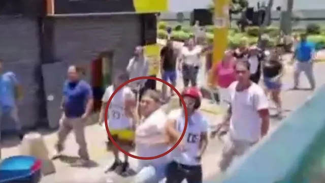 Video muestra el momento en que uno de los trabajadores lanza un ladrillo hacia los fiscalizadores / Captura: Canal N