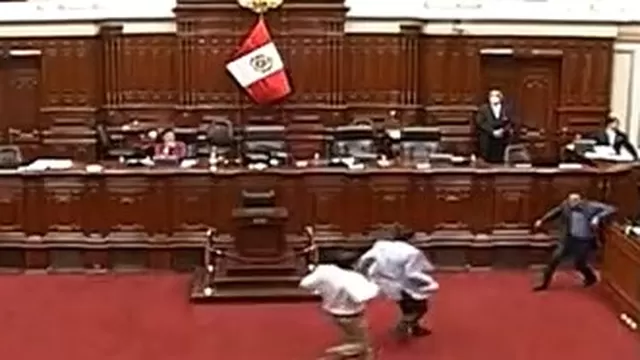 Suspenden sesión del pleno del Congreso por enfrentamientos entre legisladores