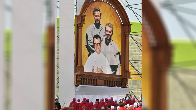  Las autoridades de Ancash inauguraron en la víspera de la beatificación un monumento en Santa / Foto: EFE