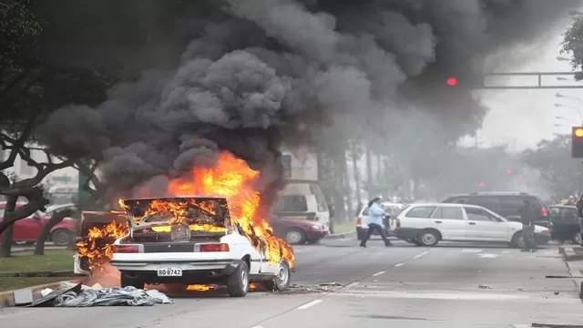 Incendio de auto se registr&oacute; a pocos metros de un desfile escolar. Foto: El Comercio