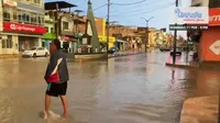 Tumbes: Con bolsas de plásticos, ciudadanos caminan en calles inundadas por intensas lluvias