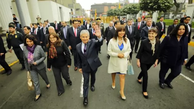 Villanueva llegó más temprano al Congreso junto a los ministros. Foto: Andina
