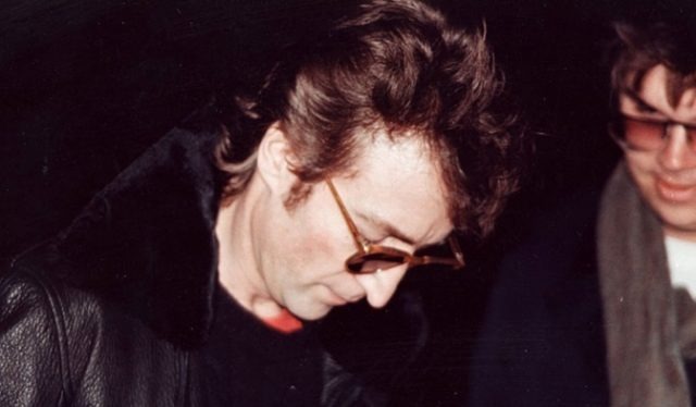 John Lennon nunca imaginó que el joven que le pide el autógrafo, acabaría con su vida 