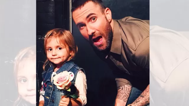 Adam Levine y su hija muestran sus glúteos en redes sociales