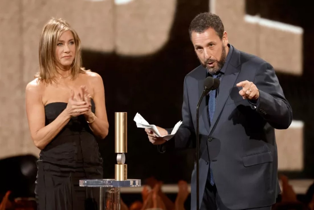 Adam Sandler se reencontró con Jennifer Aniston sobre el escenario en los People’s Choice Awards 2024 /Foto: People