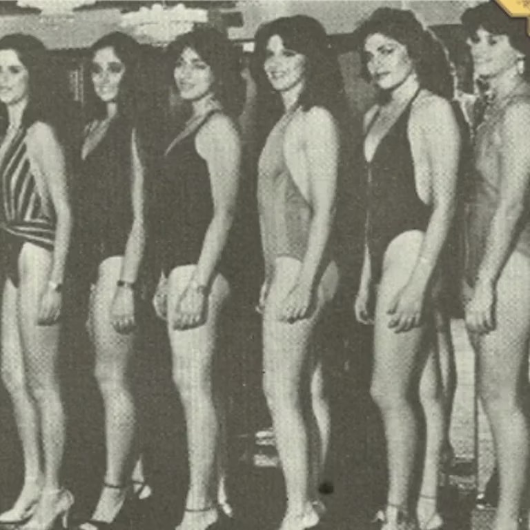Diana Puente segunda en la fila de las candidatas del Miss Perú 1983. Fuente: De Coronas y Reinas.