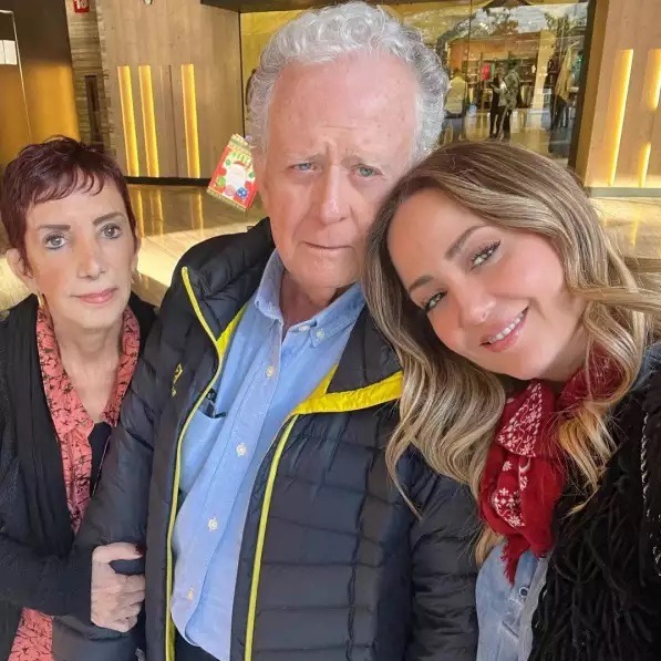 Andrea Legarreta junto a sus padres, Doña Isabel y Juan Legarreta. Fuente; Instagram
