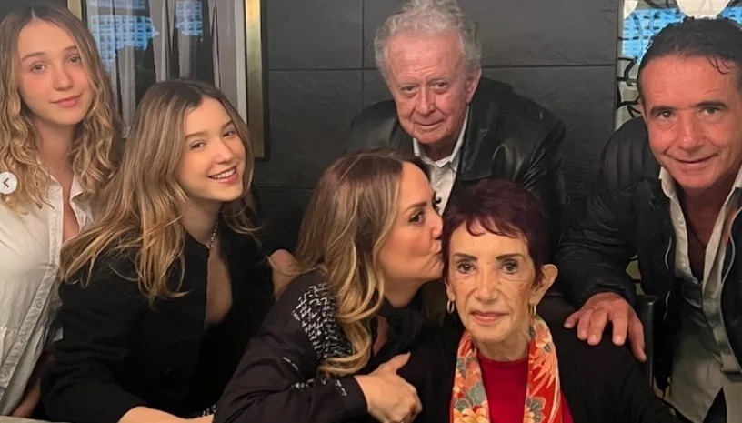 Andrea Legarreta junto a su familia. Fuente: Instagram