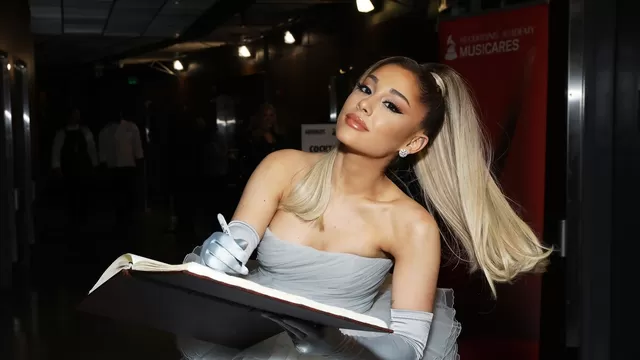 La cantante juvenil Ariana Grande lució irreconocible