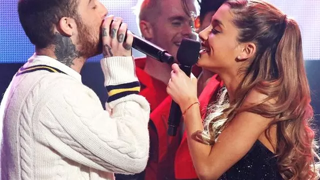 Ariana Grande protagonizó tierno beso con rapero Mac Miller en pleno escenario. Foto: Getty Images