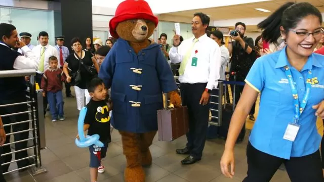 Así fue la llegada y recibimiento del oso Paddington al Perú