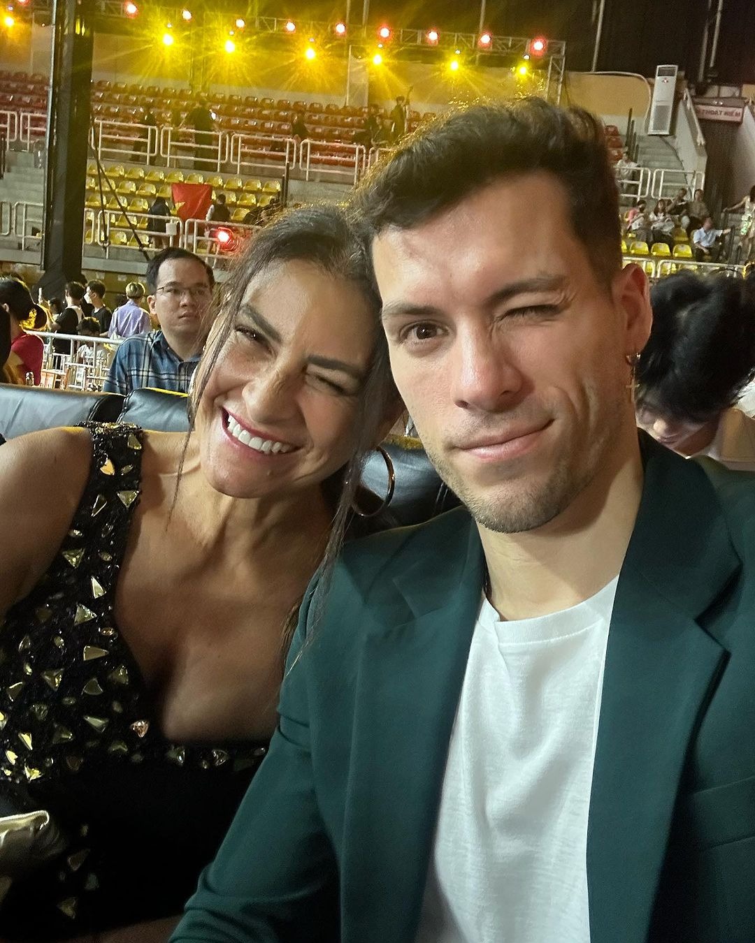 Patricio Parodi y su madre Verónica Costa alentaron a Luciana Fuster desde la tribuna en la gala Preliminar de Miss Grand International/Foto: Instagram