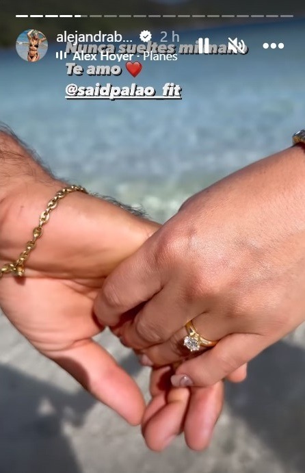 Alejandra Baigorria mostró orgullosa el anillo de compromiso que le entregó Said Palao. Fuente: Instagram