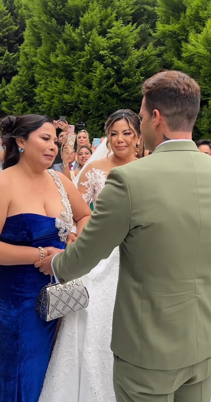 Estrella Torres se quebró al llegar al altar antes de casarse con Kevin Salas. Fuente: Instagram/FiorellaMendez