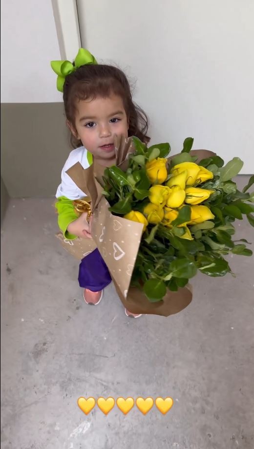Almudena Da Silva Yturbe sujetando las rosas amarillas que le regaló Beto Da Silva a su esposa Ivana Yturbe / Foto: Instagram