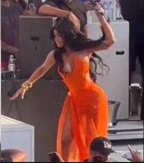 La iracunda reacción de la cantante de Hip Hop Cardi B quien lanzó su micrófono a fan que la mojó / Foto: El Tiempo Monclova