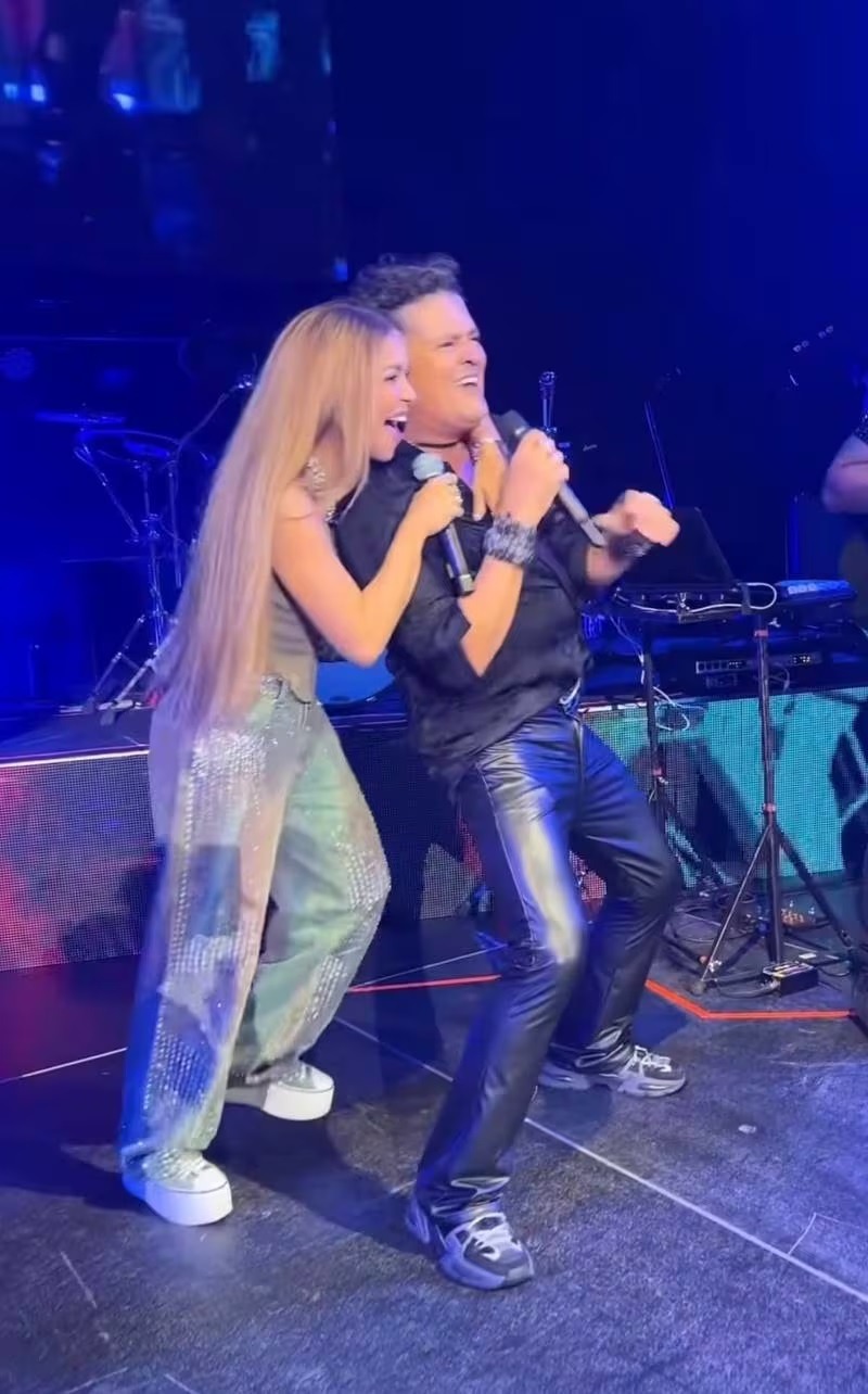 Shakira sorprendió a Carlos Vives durante concierto. Fuente: Instagram