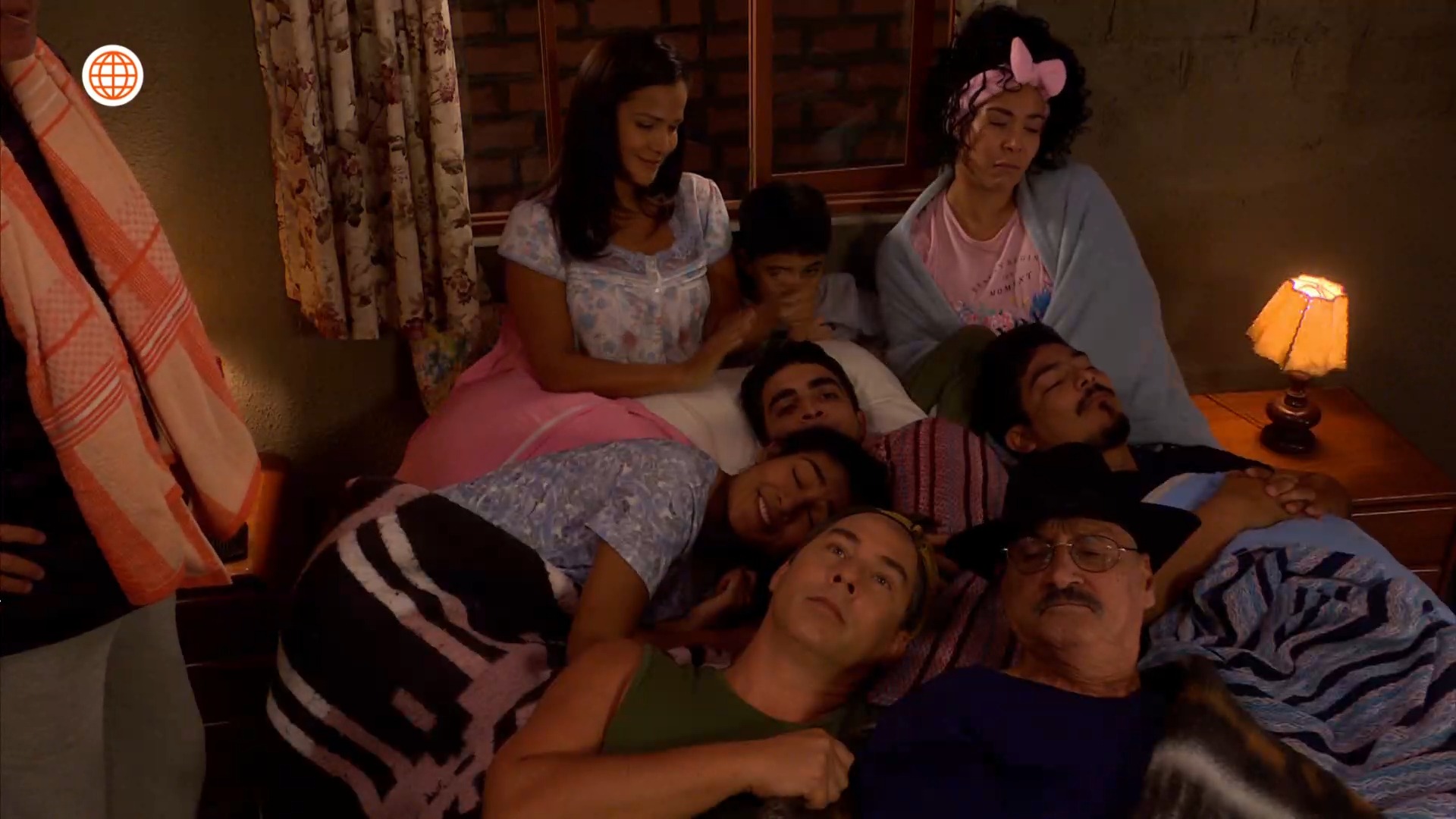 Todos los Gonzales decidieron dormir con Charo y Koky. Fuente: AméricaTV