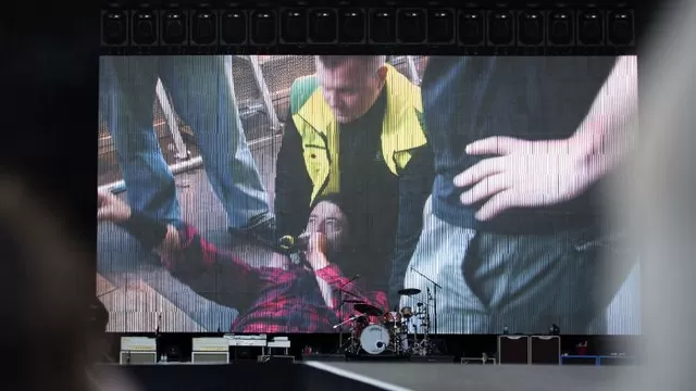  Dave Grohl volvió una hora después del accidente con la pierna enyesada y tocó para su público / Foto: AFP