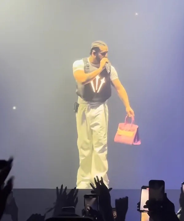 Drake regalÓ un bolso Birkin de Hermès valorado en 32.000 euros en pleno concierto. Fuente: TikTok