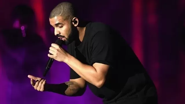 Drake regaló bolso de 30 mil dólares a fanática en pleno concierto
