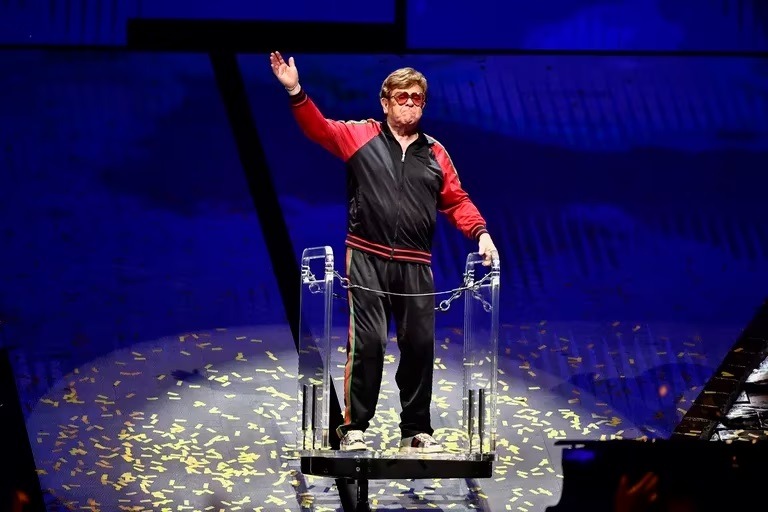 Elton John puso fin a medio siglo en los escenarios. Fuente: AFP