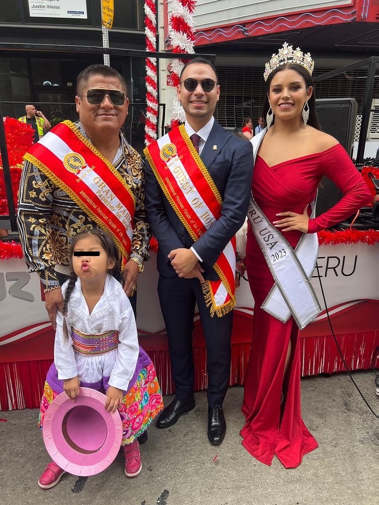 Andrea Fonseca junto a Clavito y su chela y su hija tras su coronación. Fuente: Instagram