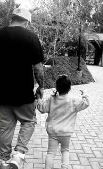 Bryan Torres de paseo con la hija de Samahara Lobatón / Instagram