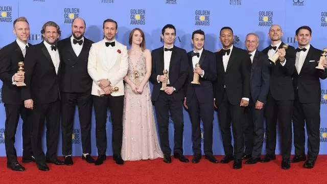 Reparto y equipo de 'La La Land', ganadores de Mejor Película - Musical o Comedia. (Vía: AFP)