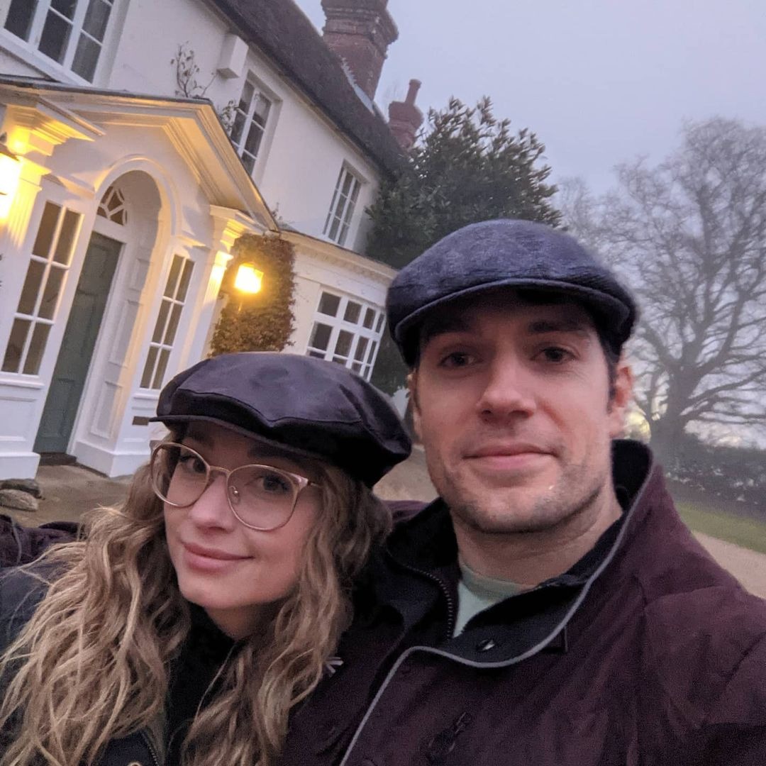 Henry Cavill y su novia hicieron público su romance en 2021 / Instagram