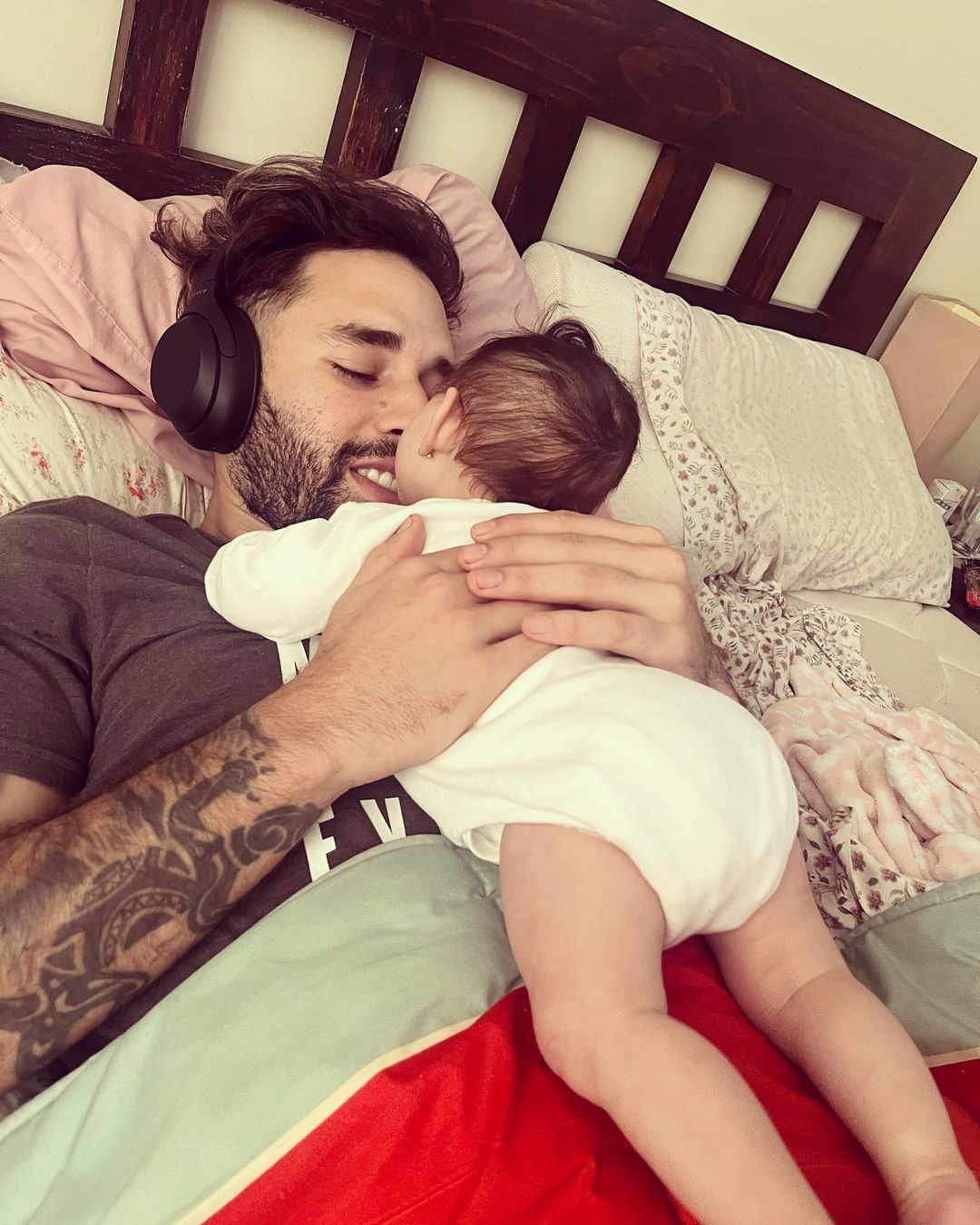 Luis Alonso Bustíos disfruta de los cuidados de su pequeña Carmen / Instagram