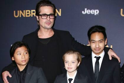 Brad Pitt y sus hijos durante una alfombra roja. Fuente: AFP