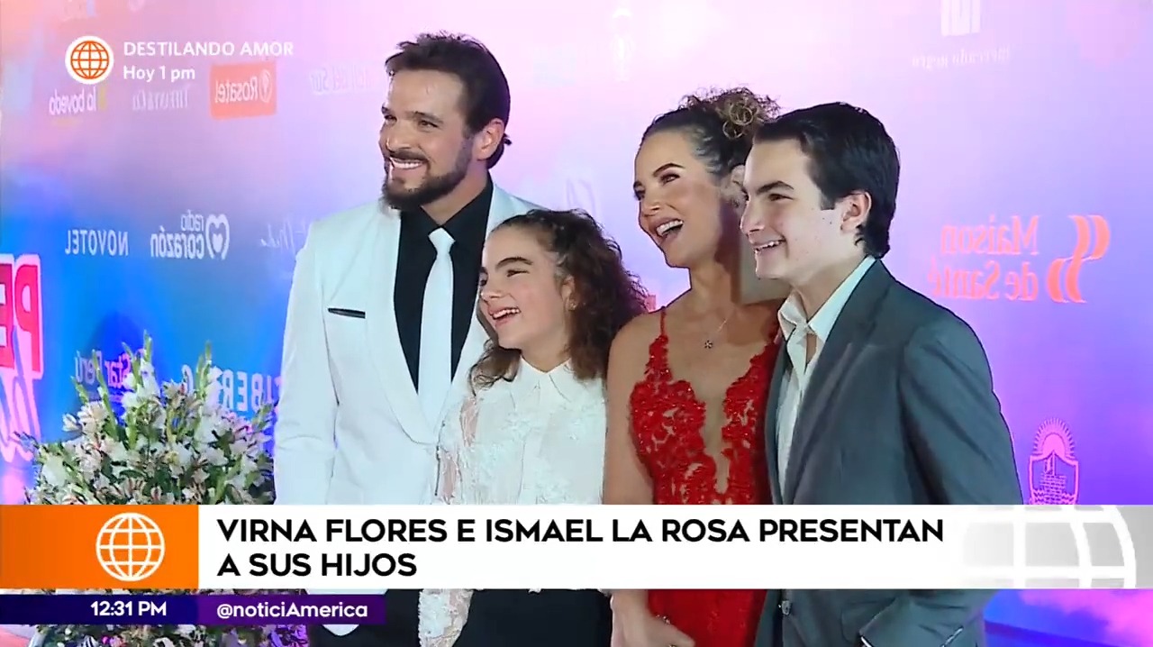 Ismael La Rosa y Virna Flores con sus hijos en alfombra roja de 'La Peor de mis bodas 3' / América Espectáculos