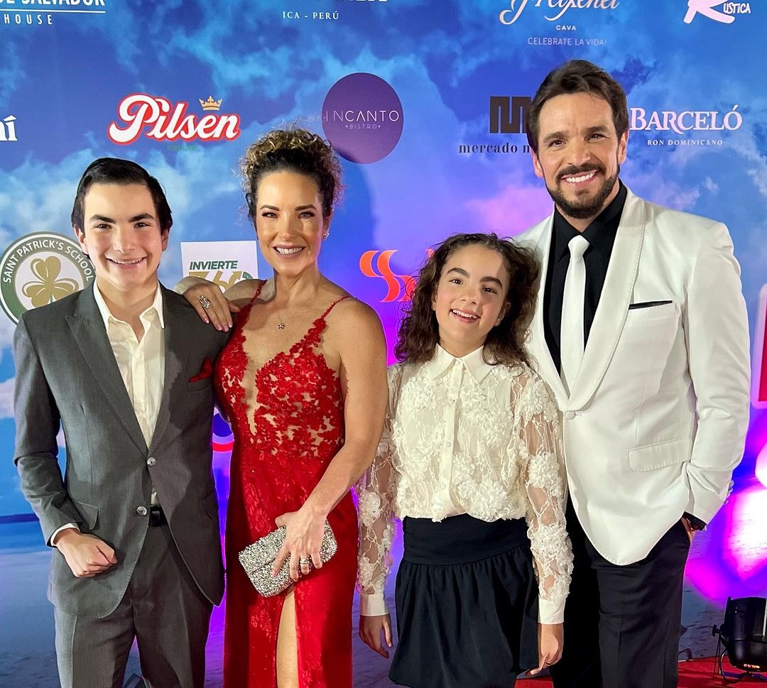 Ismael La Rosa y Virna Flores con sus hijos en alfombra roja de 'La Peor de mis bodas 3' / Fuente: Instagram