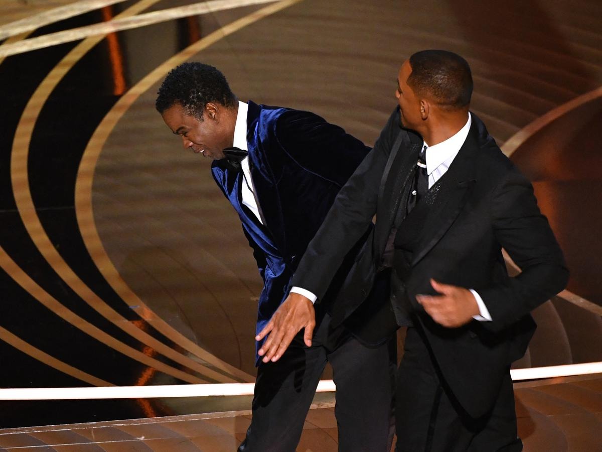 Will Smith dio una bofetada a Chris Rock tras hacer una broma sobre Jada Pinkett en los Oscar 2022. Fuente: AFP