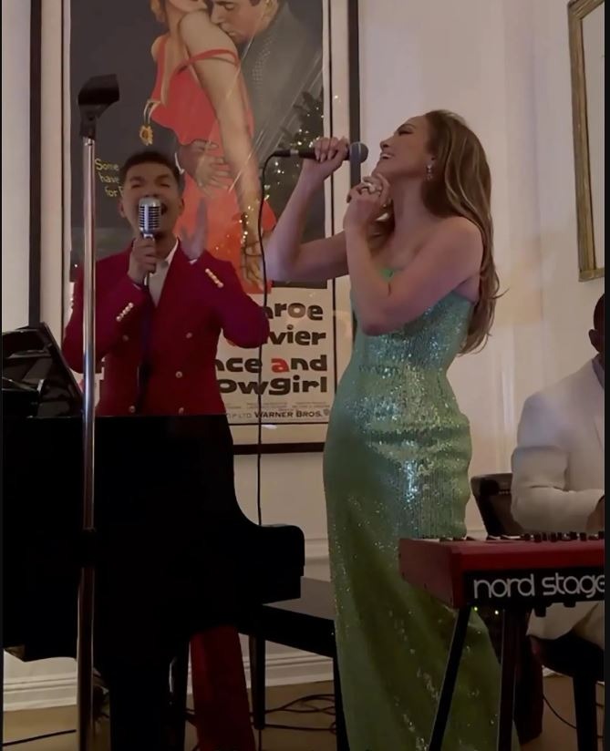 Jennifer Lopez cantando en la fiesta navideña que ofreció en su mansión de Beverly Hills/Foto: Instagram