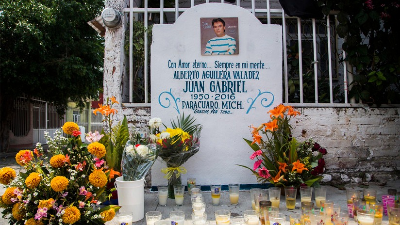 Lápida conmemorativa de Juan Gabriel en su ciudad natal Paracuaro/ Foto: Vanguardia 