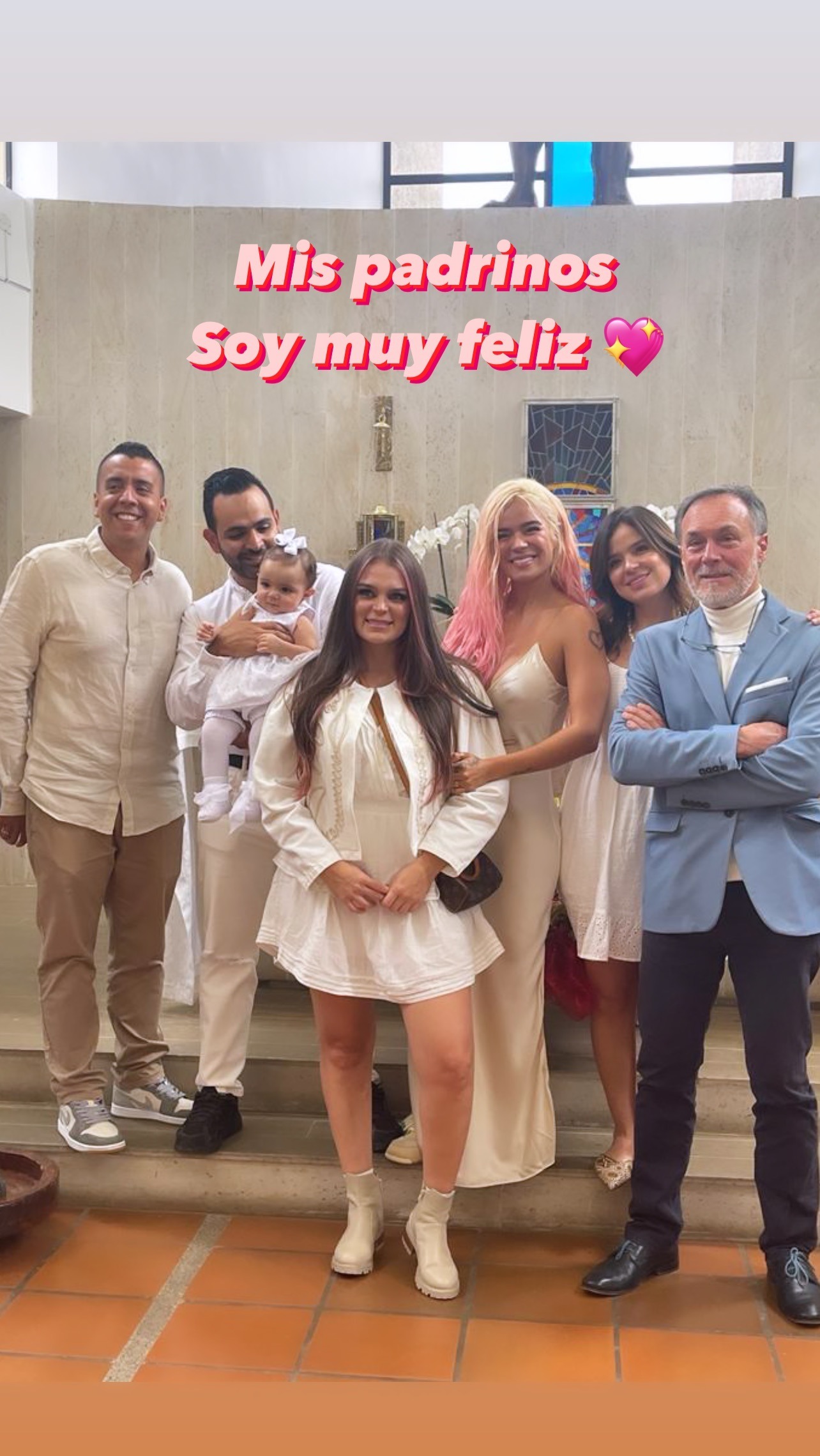 La pila bautismal de Sophia, la sobrina de Karol G fue en una iglesia de Medellín. La madrina fue la cantante y el padrino el esposo de su vestuarista/Foto: Instagram