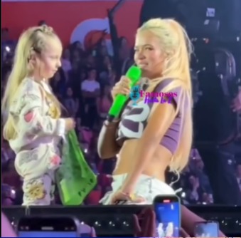 Karol G sorprendió al “regañar” a mamá de una niña en pleno concierto. Foto y video: Instagram