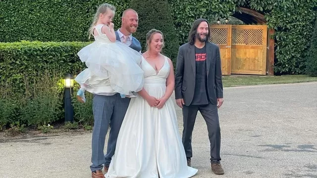 Keanu Reeves en boda en Reino Unido