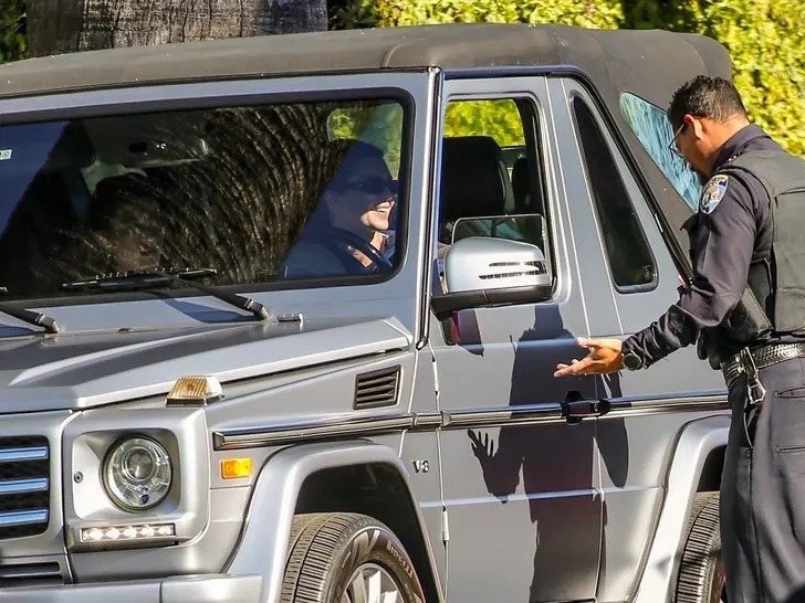 Kendall Jenner y Hailey Bieber tuvieron una conversación amena con el policía. Fuente: TMZ