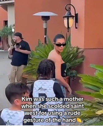 Kim Kardashian corrigió a su hijo tras hacer una seña obscena a los paparazzis. Fuente: TikTok