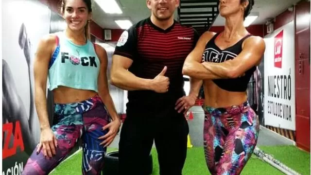 Korina Rivadeneira y Paloma Fiuza junto a su entrenador. Foto: Twitter Korina Rivadeneira