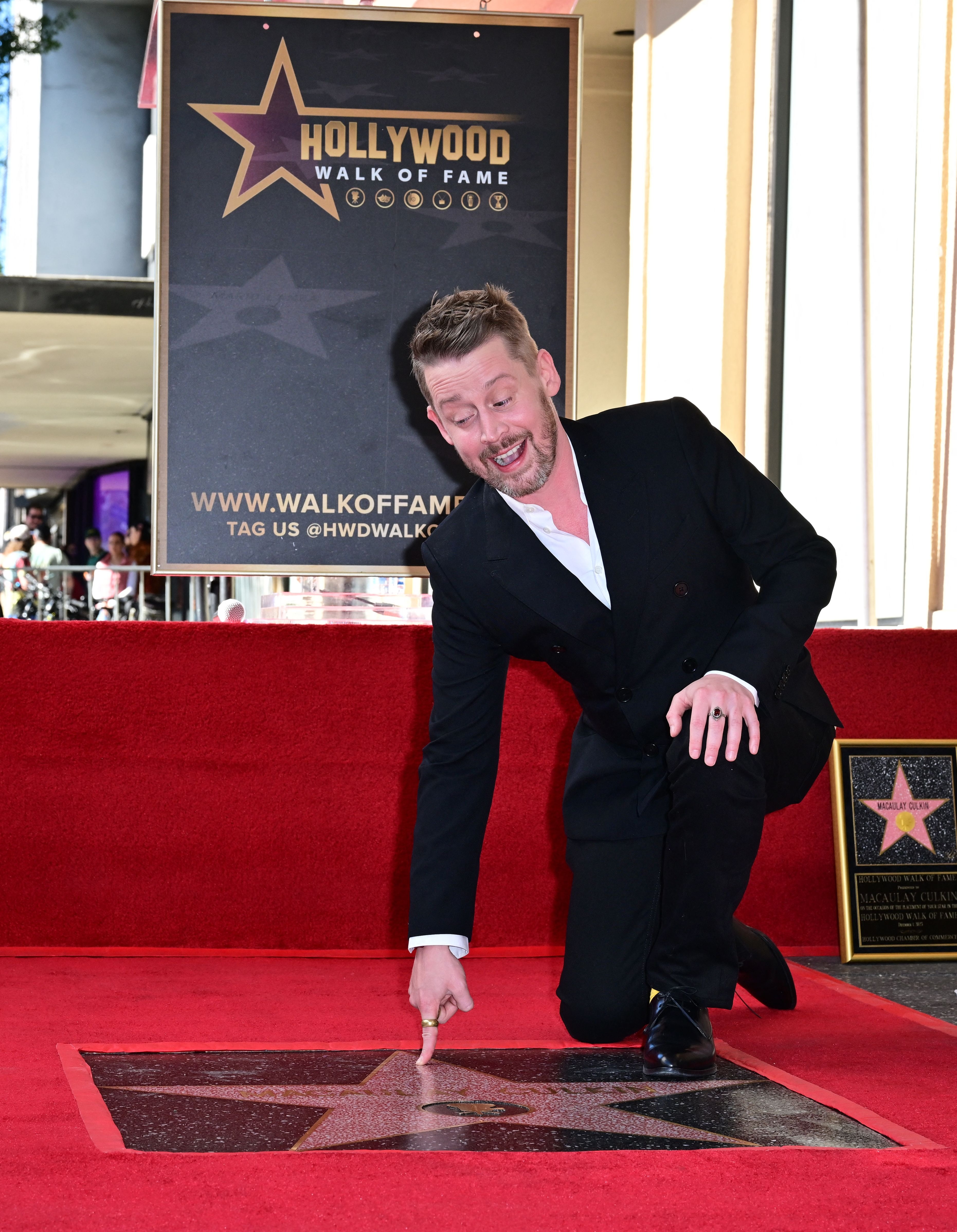 Macaulay Culkin recibió su estrella en el Paseo de la Fama de Hollywood / AFP