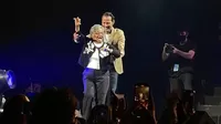 Marc Anthony detiene concierto para cumplir sueño de abuelita de 95 años